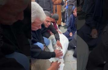 هكذا ودع المنشد محمد كرسوع ابن عمته الطفل حمزة الطناني الذي ارتقى بقصف إسرائيلي على منزله شمالي غزة