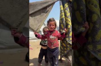 معاناة النازحين بالخيام في بلدة الزوايدة وسط قطاع غزة في ظل موجة الحر اليوم