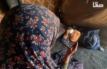 ختام أبو غلة (28 عامًا) تعيش في خيمة بمخيم النصيرات وسط القطاع فقدت عائلتها واستُؤصل طحالها وأُصيبت بكسور وحروق خلال حرب الإبادة على غزة