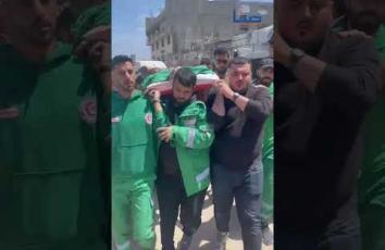 تشييع جثمان الشهيد المسعف إبراهيم صقر الذي ارتقى جراء غارة جوية إسرائيلية استهدفته في غزة