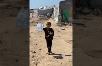 جانب من المعاناة اليومية لأهالي شمال قطاع غزة في خيام النزوح جراء حرب الإبادة الإسرائيلية