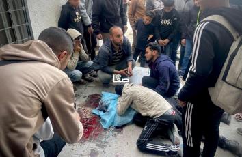 لحظات وداع مؤلمة في مستشفى الشفاء لشهداء ارتقوا جراء قصف الاحتلال مركبة في شارع النفق بمدينة غزة