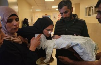 رغم تعثر الحمل في ظروف الحرب والمجاعة.. المواطن بهاء الأغا من خانيونس يرزق بطفلته الأولى رويدة بعد 15 عاما