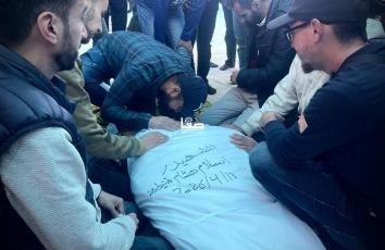 تشييع جثمان الشهيد الصحفي إسلام قنيطة الذي اغتالته طائرات الاحتلال الإسرائيلي