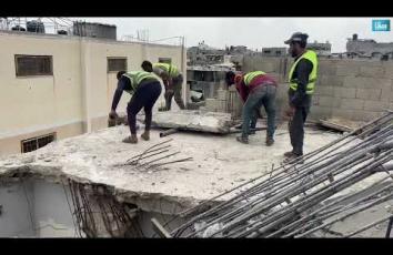 أعمال إزالة مئذنة مسجد سقطت على منزل في مخيم النصيرات وسط قطاع غزة جراء قصف الإسرائيلي