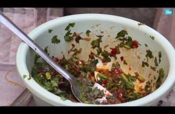 أصغر شيف في غزة.. ياسر عياد يشق طريقه من بين ركام منزله ليرفع ذكر والده الشـ.@.ــيد