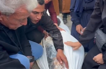 هكذا ودع المنشد محمد كرسوع ابن عمته الطفل حمزة الطناني الذي ارتقى بقصف إسرائيلي على منزله شمالي غزة