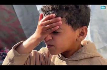 "أم محمد ضهير"… زوجة شـ@ـيد نازحة لا تجد إلا مياه بحر غزة لسد احتياجات أطفالها وسط أزمة عطش خانقة