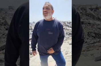 المواطن أسامة حسين علي يتفقد ركام منزله في حي المنارة شرقي غزة بعد قصفه خلال الحرب الإسرائيلية