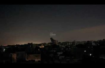 لحظة قصف طائرات الاحتلال منزلًا في مخيم الشاطئ شمال غربي مدينة غزة