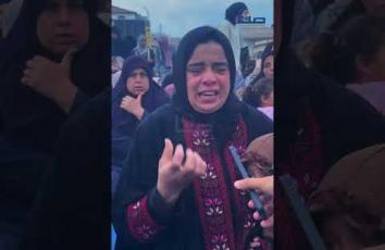أمّ شهيد وأسير تذرف الدموع قهرًا على فراق ولديها خلال صلاة عيد الأضحى في مدينة غزة
