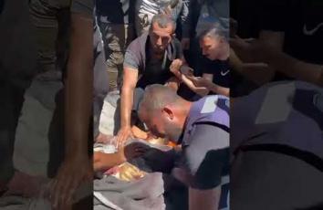 وداع حزين لشهداء الشرطة الذين ارتقوا بقصف إسرائيلي في منطقة التوام شمال غربي قطاع غزة