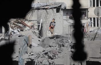 دمار كبير في مربع سكني جراء قصف إسرائيلي على مخيم الشاطئ غربي مدينة غزة الليلة الماضية