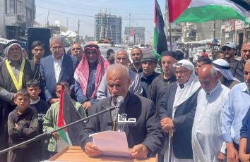 وقفة احتجاجية أمام بنك فلسطين وسط مدينة غزة رفضاً لتجميد الحسابات وتنديداً بتقاعس سلطة النقد عن حماية حقوق المواطنين
