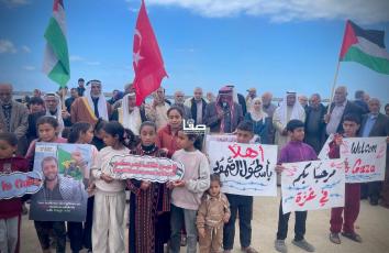 وقفة شعبية بميناء غزة تنديدا باعتداء الاحتـ.لال على أسطول الحرية واعتقال المتضامنين المشاركين فيه