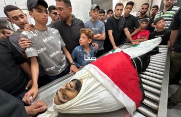 تشييع جثمان الشهيد سالم قريقع أحد عناصر الدفاع المدني الذي ارتقى جرّاء غارة إسرائيلية استهدفت مجموعة من المواطنين في مدينة غزة