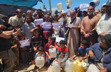 نازحو رفح في مخيمات الإيواء بخان يونس يحتجون على أزمة المياه الخانقة في قطاع غزة