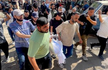 وداع لا ينتهي.. تشييع جثامين الشهداء الذين ارتقوا جرّاء قصف طائرات الاحتلال منزلًا قرب برج الإسراء في مدينة غزة