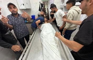 "حتى اللعب لم يسلم من النار"... من وداع  الطفل الشهيد عباس أبو جبل الذي ارتقى جرّاء قصف إسرائيلي استهدف مركبة في منطقة اللبابيدي غربي مدينة غزة
