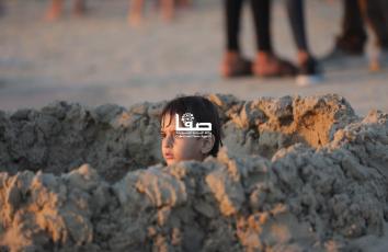 المتنفس الوحيد.. الآلاف يقصدون بحر غزة للاستجمام وسط تكدّس خيام النازحين واستمرار القصف الإسرائيلي