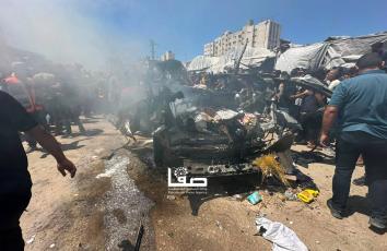لحظة استهداف مركبة من مسيرة إسرائيلية قرب مسجد أبو خضرة في حي الرمال غربي مدينة غزة