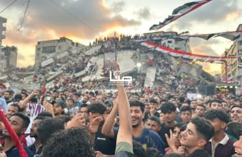 من بين الركام  غزيون يتابعون مباراة مصر مع الأرجنتين