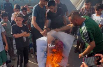 دعم الإبادة الجماعية الإسرائيلية ودعا لضرب القطاع بالسلاح النووي.. حرق صورة السيناتور الأمريكي المتطرف ليندسي غراهام في غزة بعد وفاته بظروف غامضة قبل أيام