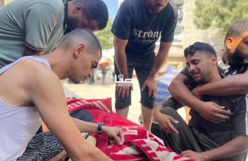 لحظات وداع مؤلمة لجثمان الشهيد نهاد رياض عروقي الذي استُشهد جرّاء قصف طائرات الاحتلال خيمة للنازحين في منطقة الميناء غربي مدينة غزة