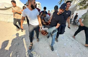 لحظة نقل شهداء ارتقوا بغارة إسرائيلية على شقة سكنية بمنطقة السامر وسط مدينة غزة