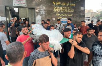 تشييع جثماني الشهيدين أحمد البطش وجوهر البلعاوي جراء قصف إسرائيلي أمام محطة لتعبئة المياه في منطقة السامر وسط مدينة غزة