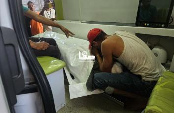 لحظة نقل الشهيد خالد زكي البريم الذي استهدفته مسيرة إسرائيلية في محيط شارع 5 بمواصي خانيونس جنوبي قطاع غزة