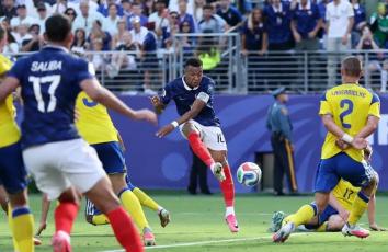 مبابي يسدد نحو مرمى السويد في الدور الثاني لكأس العالم 2026