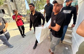 فجر دامٍ.. تشييع جثماني المواطن فادي دغمش وزوجته بعد استهدافهما فجرًا من طائرات الاحتلال في حيّ تل الهوا جنوب غربي مدينة غزة