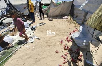 الخيمة التي تم استهدافها من مسيرة إسرائيلية على ساحل مدينة غزة