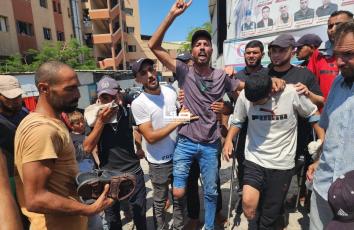 جرحى غزة يعتصمون في مجمع ناصر للمطالبة بفتح معبر رفح وتمكينهم من السفر لتلقي العلاج خارج القطاع