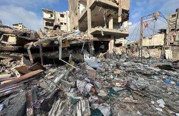 قصف إسرائيلي يدمّر منزلًا يؤوي 60 شخصًا في مخيم الشاطئ غرب غزة