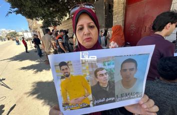اعتصام لأهالي المفقودين في غزة أمام مقر الصليب الأحمر للمطالبة بالكشف عن مصير أبنائهم وذويهم