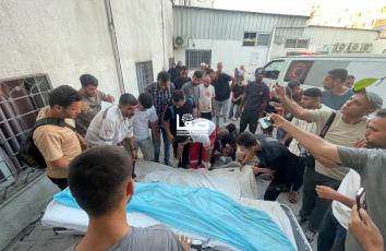 وداع مؤلم لثلاثة شهداء ارتقوا جراء قصف إسرائيلي في محيط مدرسة أبوحسين بمخيم جباليا شمالي قطاع غزة