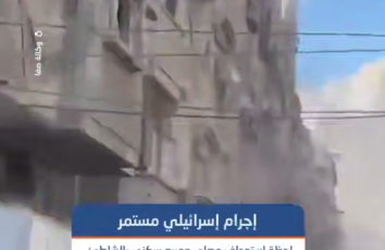 لحظة استهداف طائرات الاحتلال الإسرائيلي لمصلى ومربع سكني في مخيم الشاطئ غربي مدينة غزة