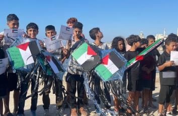 وقفة لعشرات الأطفال في ميناء غزة رفضًا للتحريض الإسرائيلي ضدهم وحملات التضليل المرتبطة بالطائرات الورقية