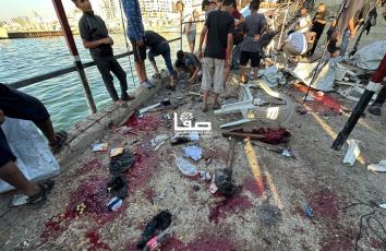 اللحظات الأولي لقصف من مسيرة إسرائيلية استهدفت مقهى داخل ميناء غزة