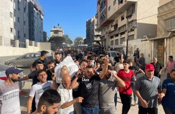 تشييع الشهيد محمد عجور الذي ارتقى بقصف من مسيرة إسرائيلية استهدف منزلاً في محيط مستشفى الشفاء غربي مدينة غزة