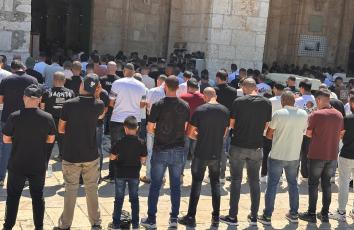 عشرات الآلاف يؤدون الجمعة في الأقصى