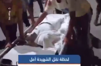 نقل طفلة استشهدت بقصف إسرائيلي استهدف خيام نازحين في خان يونس