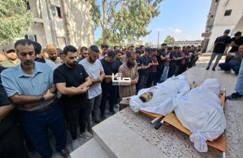 تشييع جثماني شهيدين من عائلة زيارة ارتقيا بقصف إسرائيلي أمس في مدينة غزة