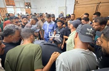 وداع مؤلم للشهيد محمد القاضي بعد استشهاده متأثرًا بجراحه جراء قصف إسرائيلي استهدف خيمة في مدينة أصداء جنوبي قطاع غزة