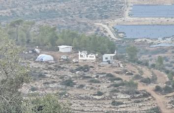 مستوطنون يوسعون البؤرة الاستيطانية المقامة على أراضي المواطنين في منطقة بطن الحية بقرية بيتللو غرب رام الله