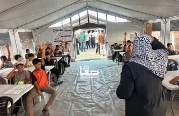 رغم النزوح والقصف والوضع الإنساني الكارثي.. طلبة يبدأون عامًا دراسيًا جديدًا داخل فصول من الخيام في منطقة المواصي غربي خان يونس جنوبي قطاع غزة