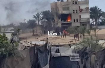 6 مصابين جراء قصف مدفعي إسرائيلي على منزل لعائلة "زعرب" واشتعال النيران فيه بمواصي مدينة رفح جنوبي قطاع غزة