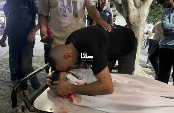 لحظات وداع الطفل حسام حوسو الذي استشهد وسيدّة جراء قصف طائرات الاحتلال منزلًا في حي الصبرة جنوبي مدينة غزة